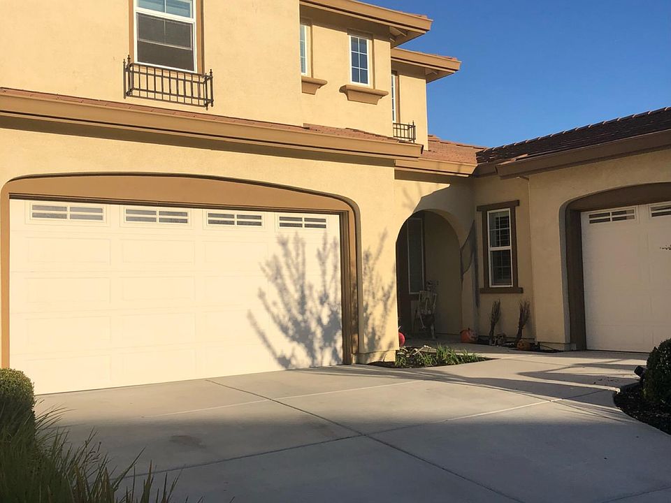 Front of House - 3 Car Garage