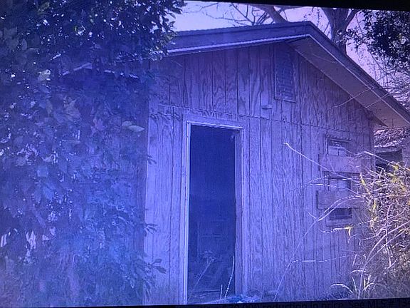 3rd image of 401 E Laurel St