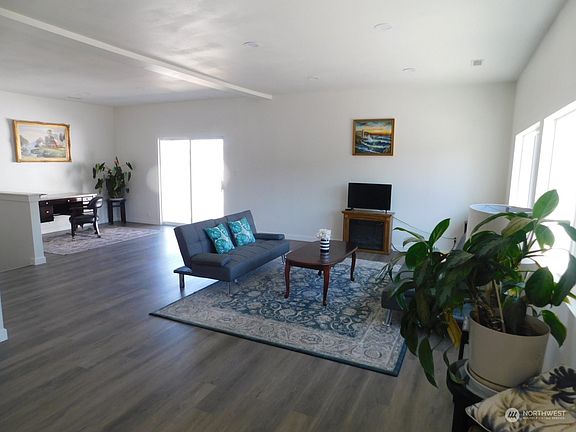 3rd image of 401 E 3rd Avenue