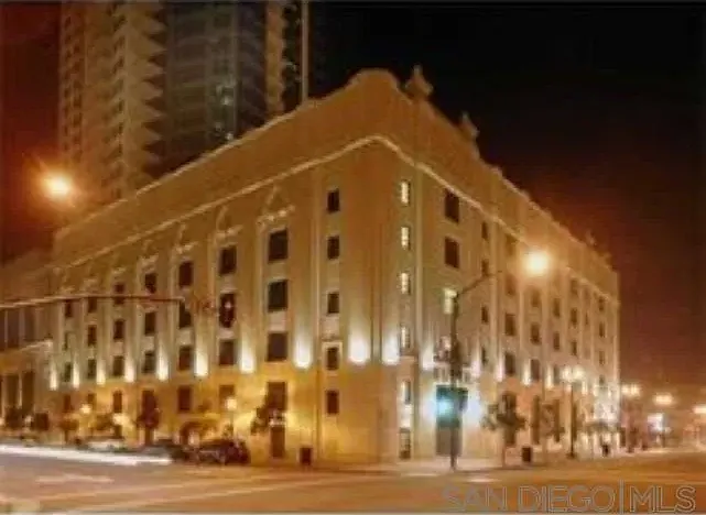700 W East St #1303 — Photo 22