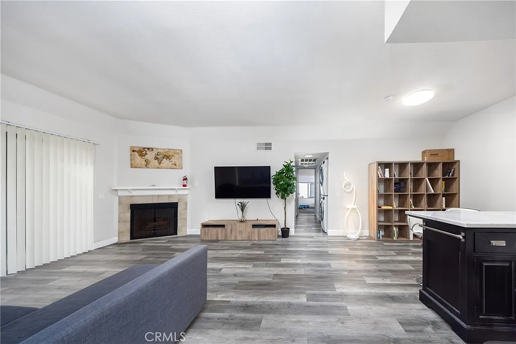 2 bed, 912 sqft, $2,400 — Photo 2
