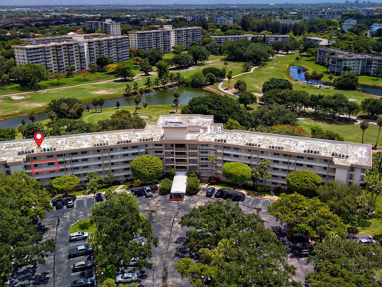 3900 Oaks Clubhouse Dr #411 — Photo 1