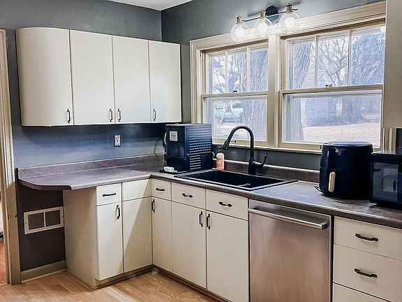 2nd image of 209 NE Park St