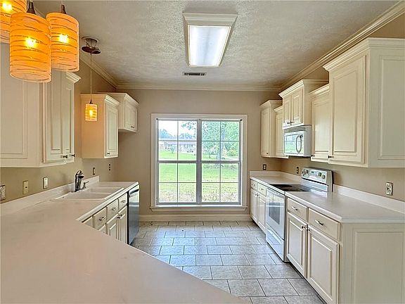 4th image of 10 Oakland Dr