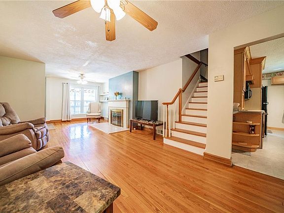 5th image of 48 Jacqueline Dr