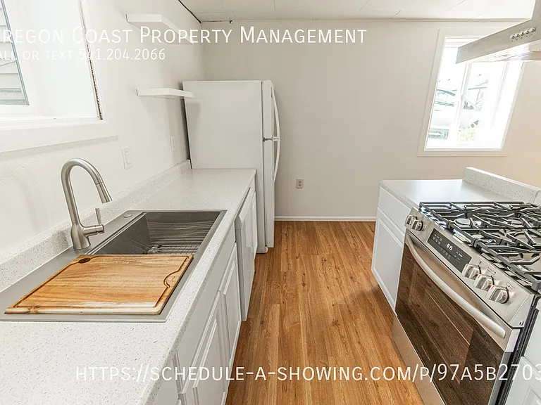537 SW 32nd St — Photo 2
