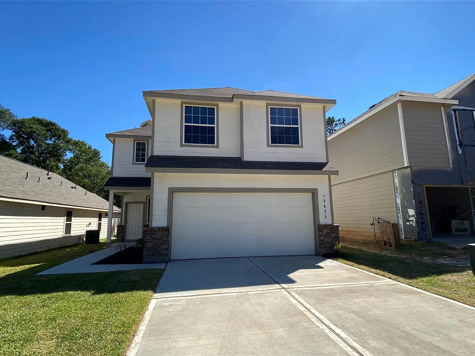 4 bed, 2.5 bath, 1947 sqft, $1,950 — Photo 1