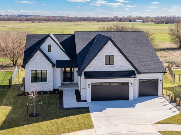 8109 Buckley St, Johnston, IA 50131