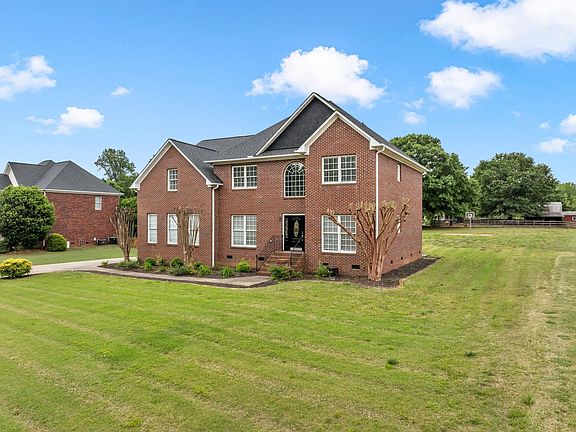 4th image of 366 Benford Dr