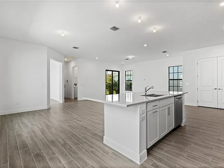 870 SW Newfield Ave — Photo 14