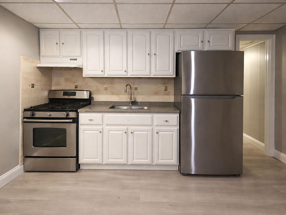 1st image of 142 Delancey St Floor 1