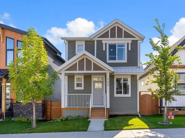 133 N Rochester Way NW, Calgary, AB T3L 2M4