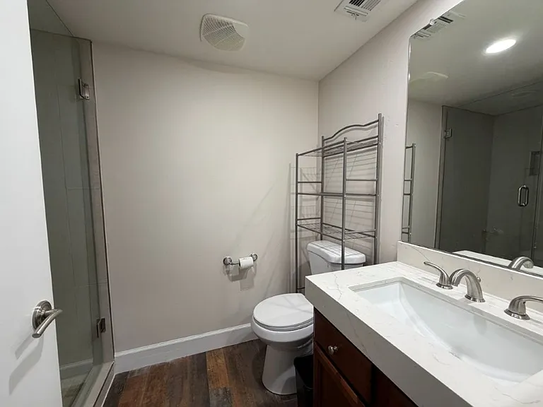 555 W 6th St — Photo 34
