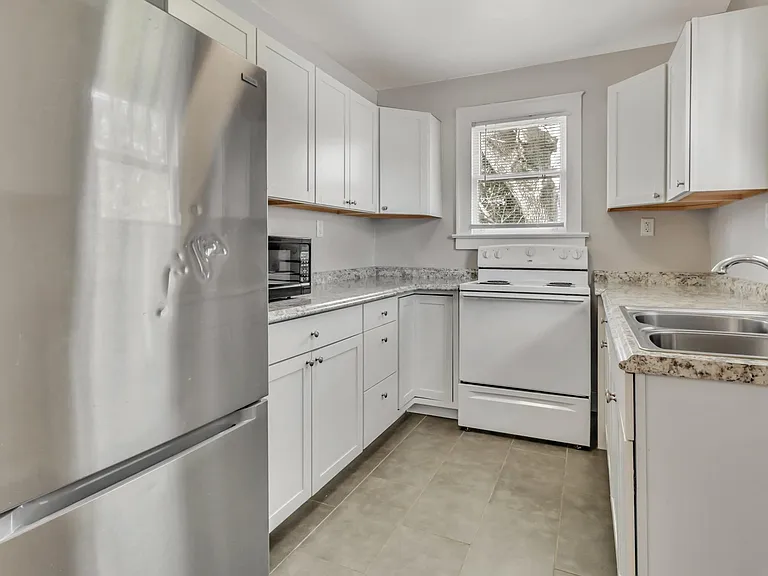 916 E 35th St — Photo 13