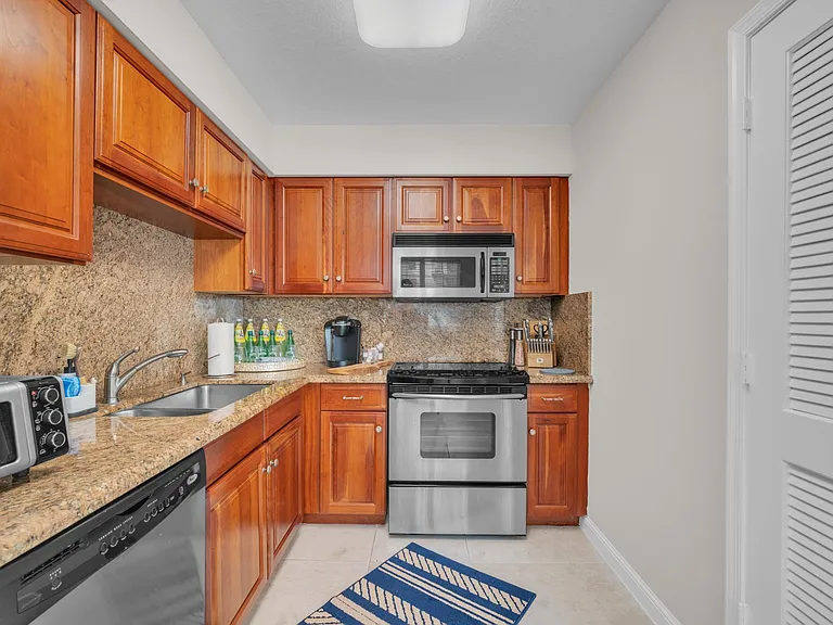 Royal Palm Apartments — Photo 5