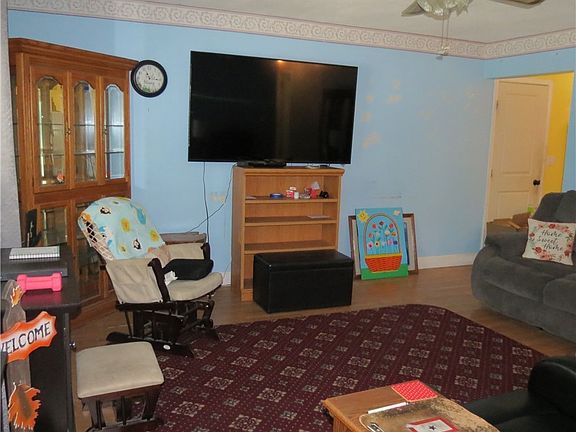 3rd image of 1045 Riverbend Blvd