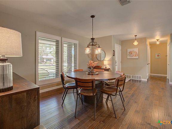 3rd image of 408 Acorn Dr