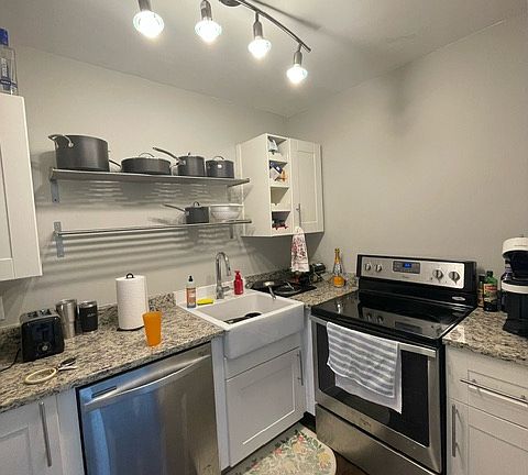 4th image of 301 Henderson St #A