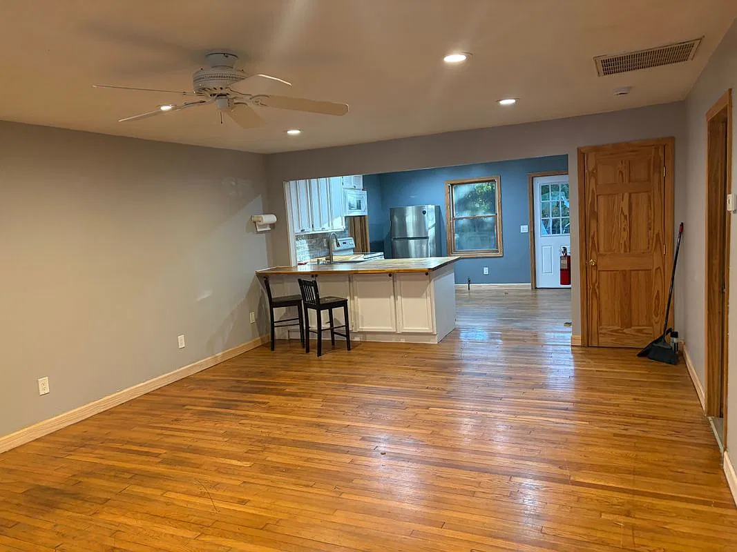 3 bed, 2.0 bath, 1000 sqft, $3,300 — Photo 2