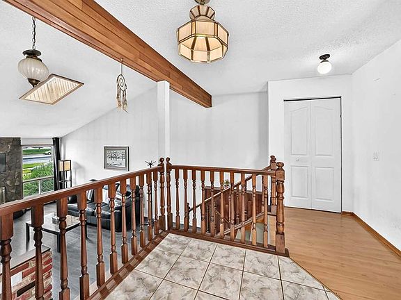 4th image of 91 N Castleridge Cres NE