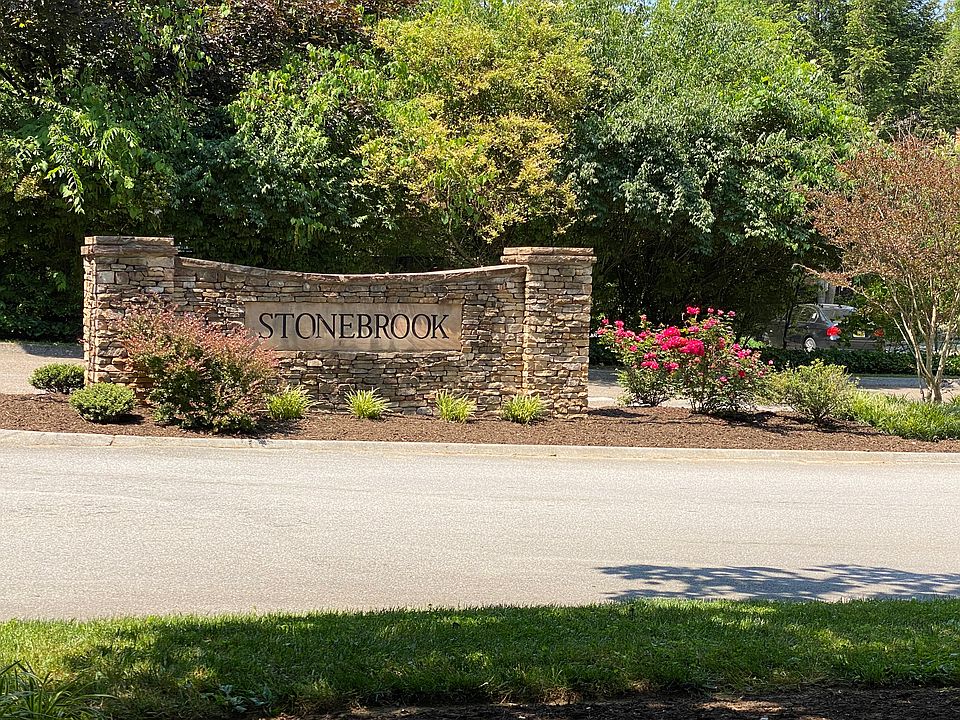 Entrance to Stonebrook Drive from Robinson Road.