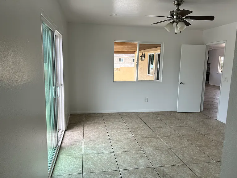 2586 Grandview St — Photo 21
