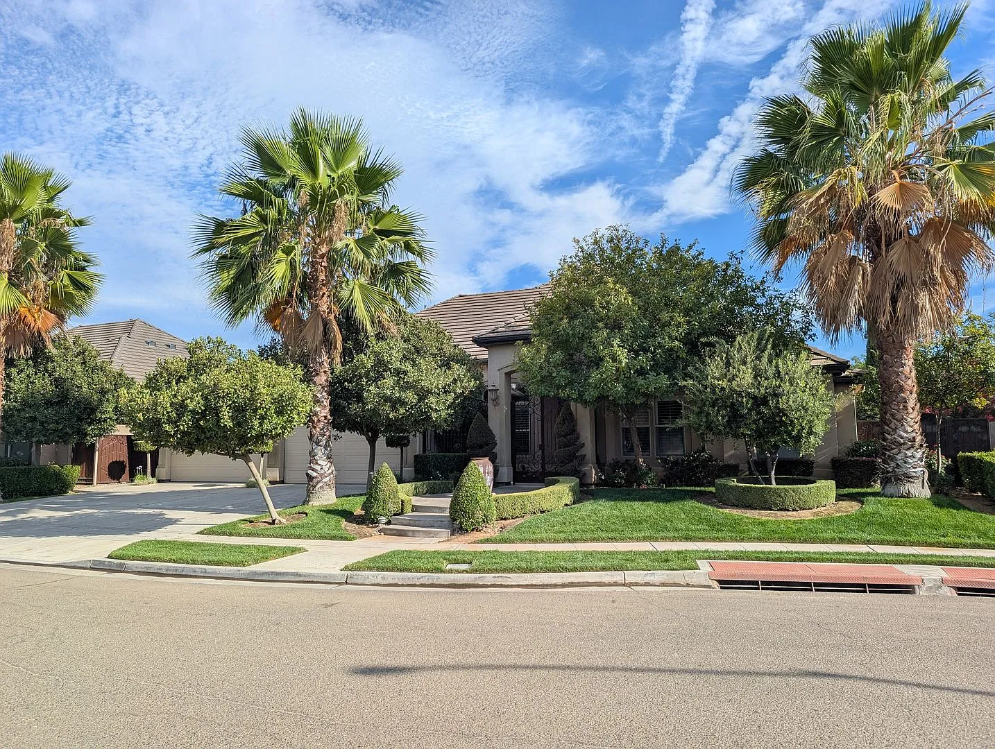 Executive home offering a wonderful floor plan, spacious bedrooms, upgraded amenities, a large lo... — Photo 2
