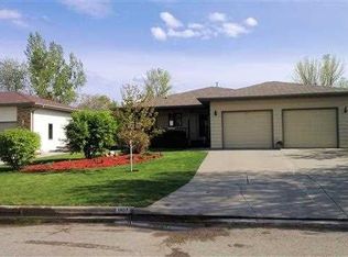 1407 17 1/2 Ave SW, Minot, ND 58701