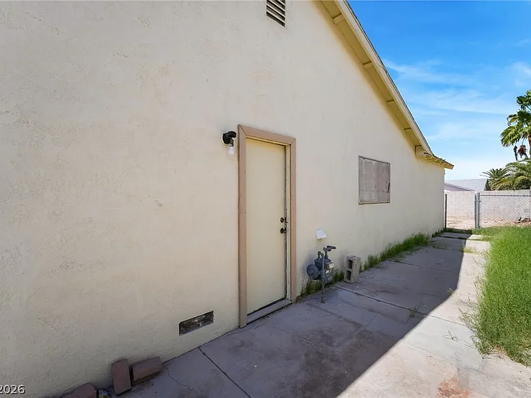 2102 E Russell Rd — Photo 33