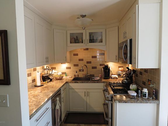 3rd image of 524 Clayton Ave NW