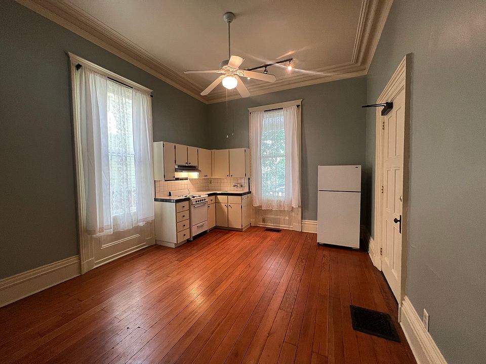 Kitchen w/Gas Range