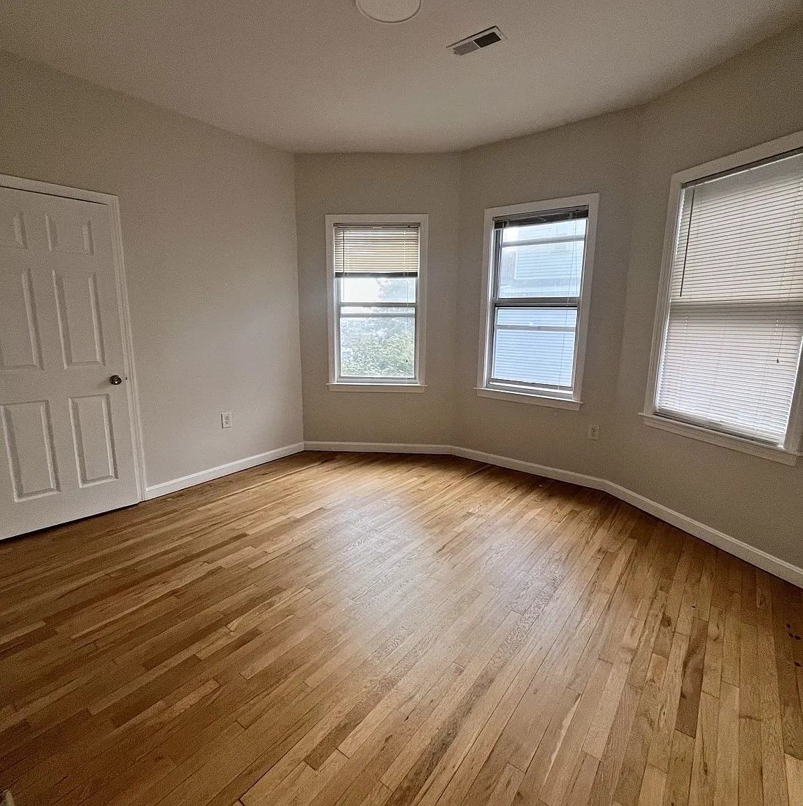 5 bed, 2400 sqft, $4,550 — Photo 3