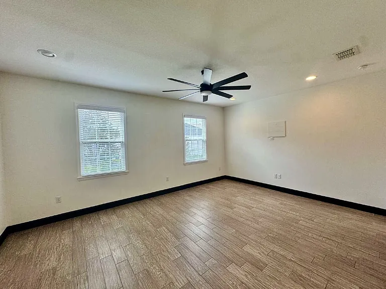 331 N Trask St — Photo 9