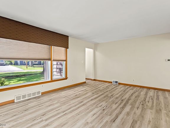 3rd image of 2087 Thornhill Dr