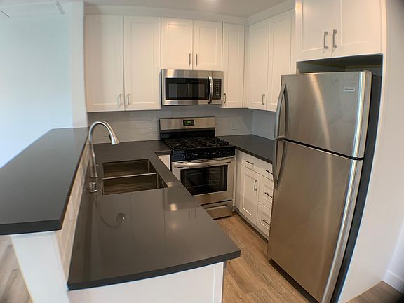 3rd image of 1516 Colby Ave #8