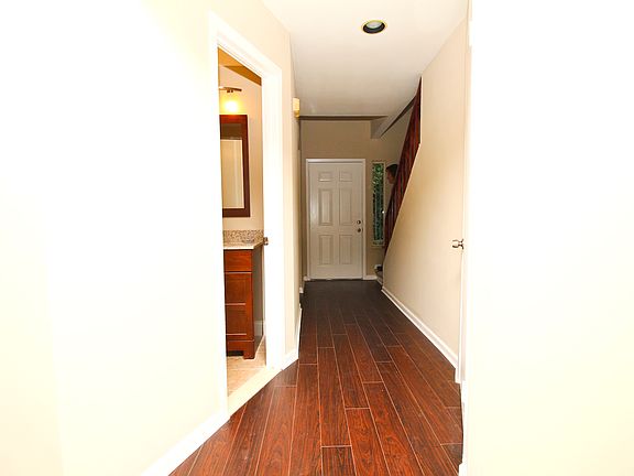4th image of 28 Crescent Cir