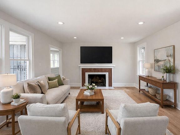 4th image of 15786 Rutherford St