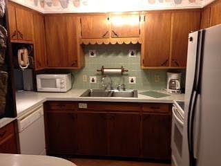 4th image of 85 E Granville St