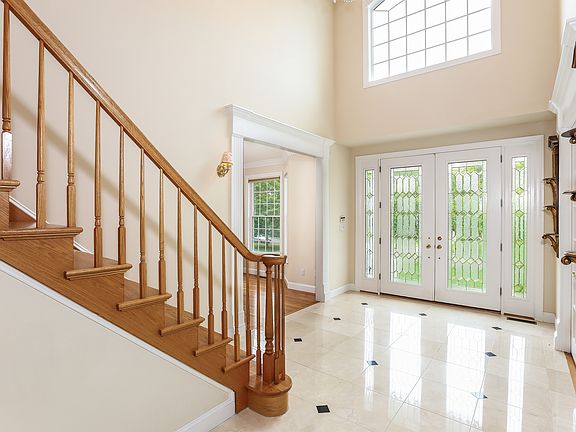 3rd image of 9 Shelley Ln