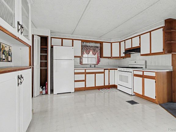 4th image of 39500 Warren Rd #87