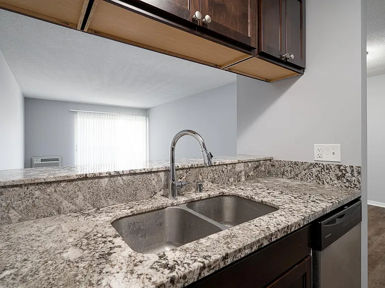 Merriam Park Apartments — Photo 17