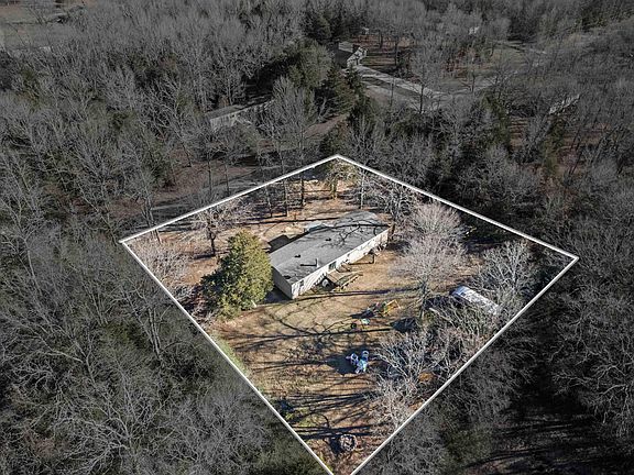 2nd image of 140 Whispering Oak Dr