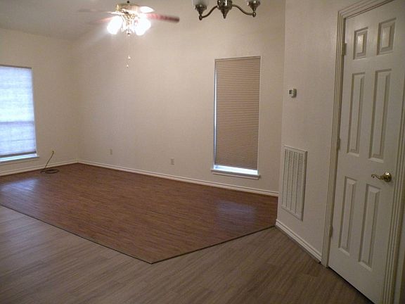 4th image of 820 Tangle Oaks Dr