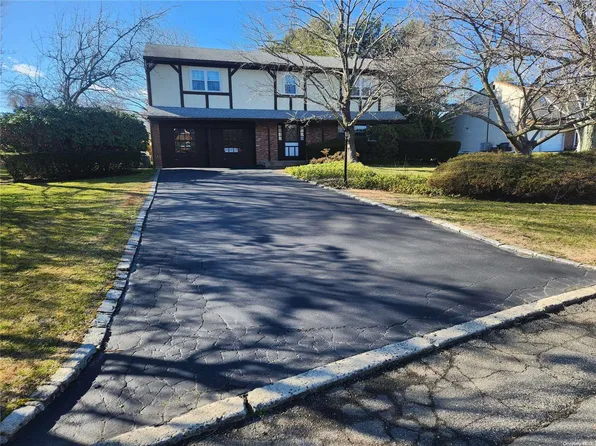 15 Aron Drive, Woodbury, NY 11797