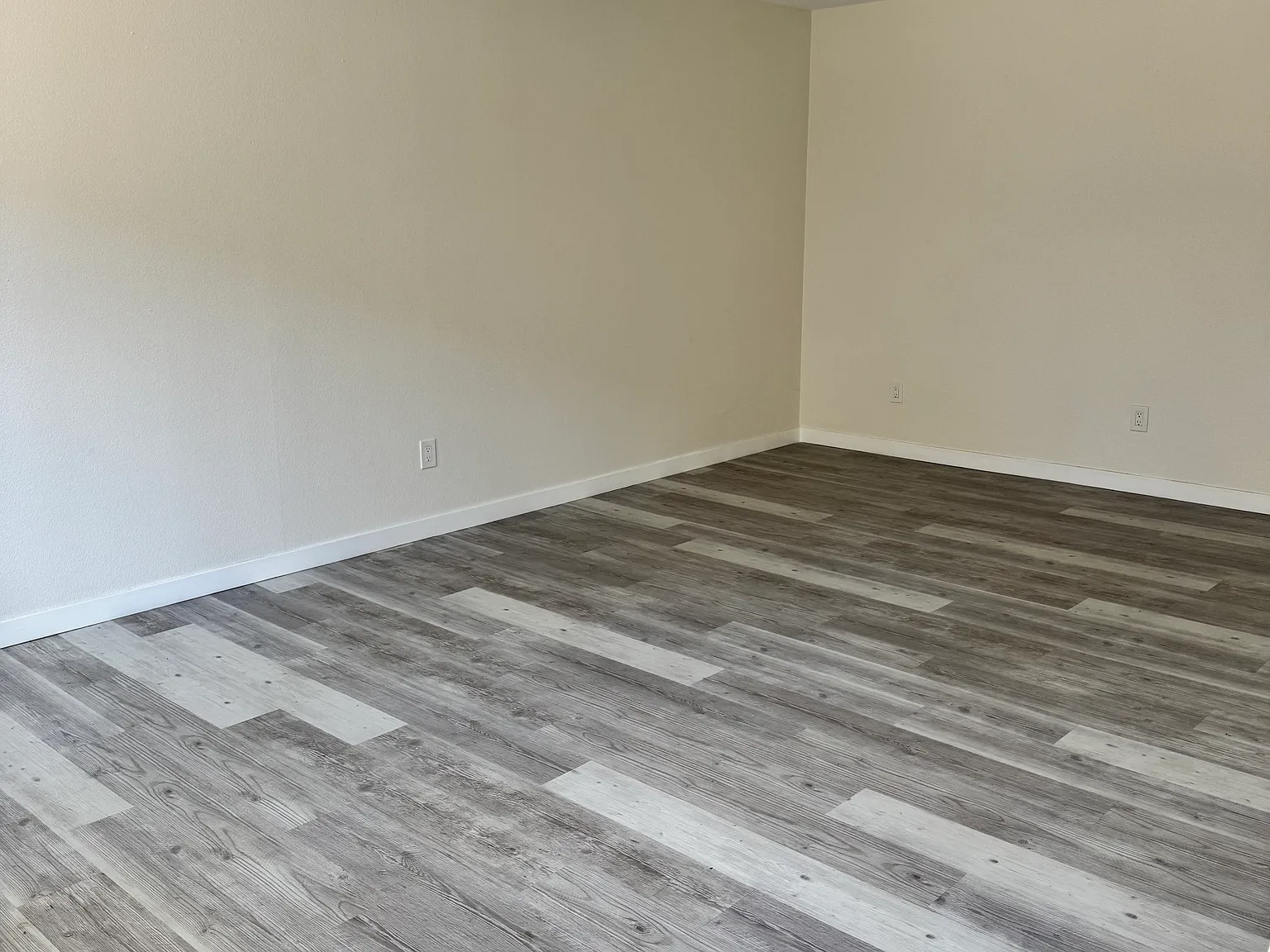 2 bed, 1.5 bath, 975 sqft, $2,099 — Photo 2