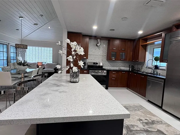 1332 Van Buren St — Photo 35
