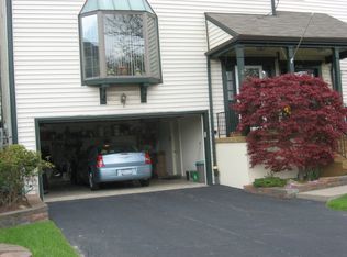 400 Canterbury Dr, Coraopolis, PA