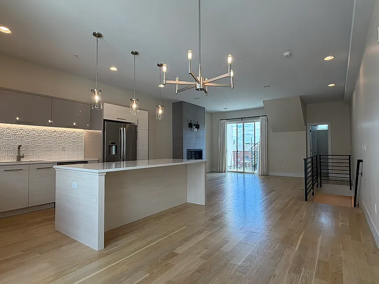 1716 Hooker St — Photo 4