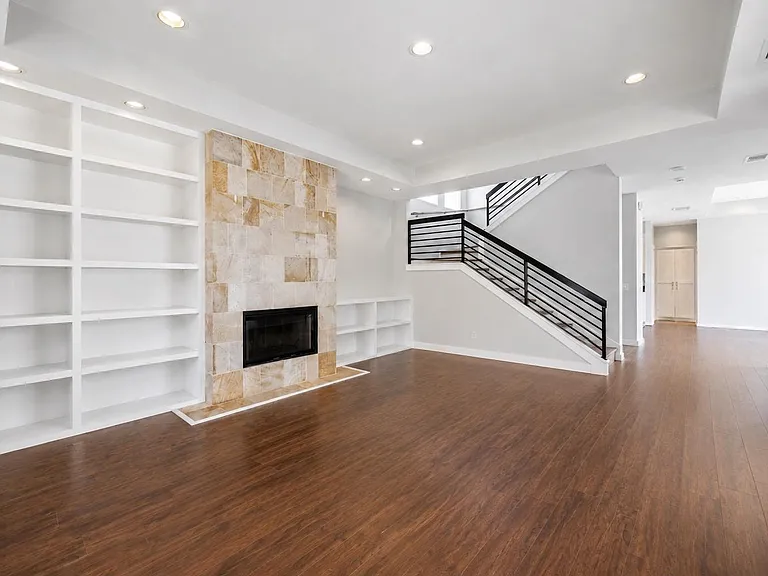 616 Lester St — Photo 8