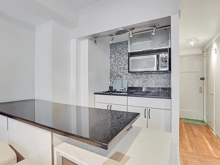 320 E 42nd St #1207 — Photo 3